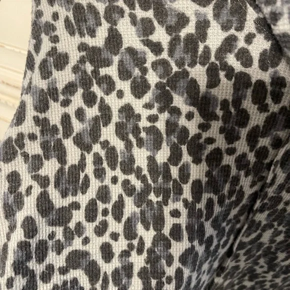 Waffle Knit Leopard Shirt Size Small - Picture 2 of 3